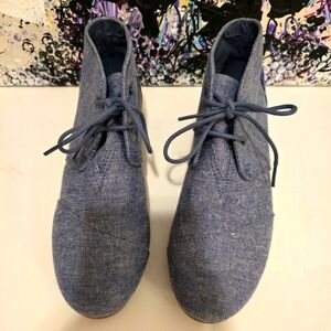 TOMS Speckled Denim Wedge Booties Tribal Design On Back Heels Laceup Shoes Sz 6